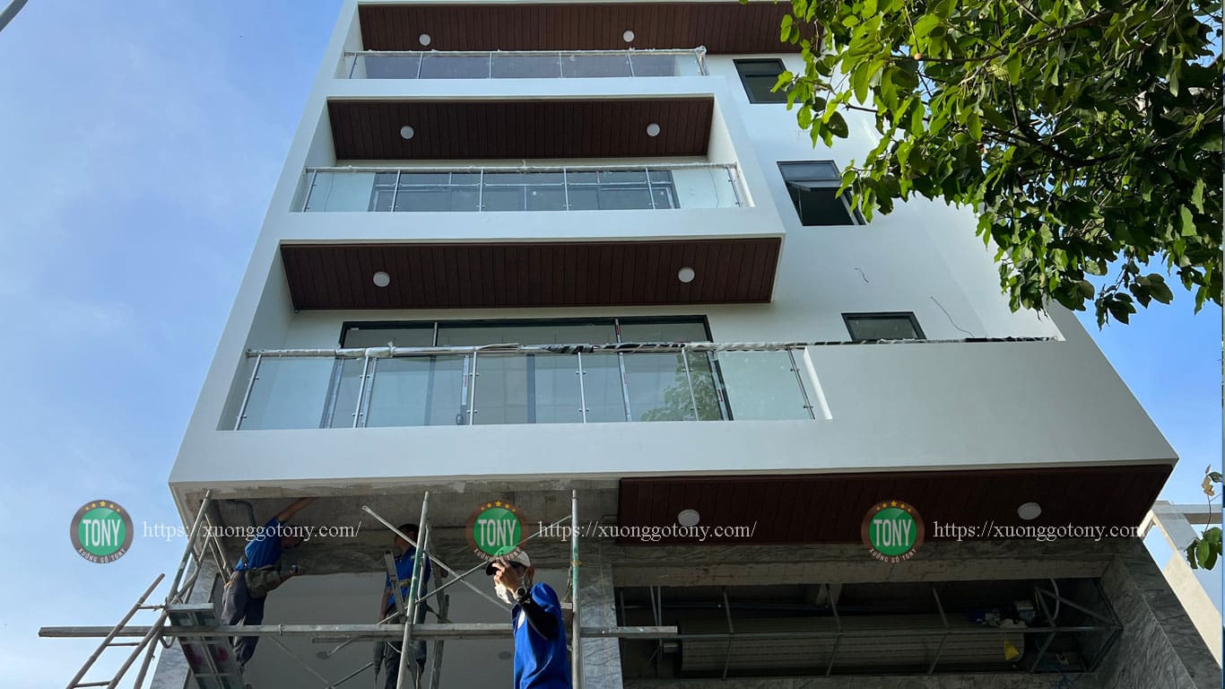 Thi công gỗ nhựa ngoài trời ốp trần