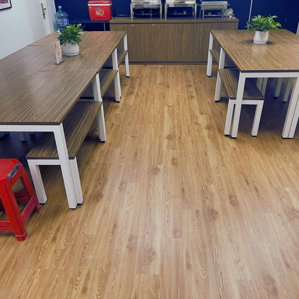 Sàn nhựa SPC vân gỗ Glotex US105 - Màu gỗ sồi nâu đỏ (Red Oak) Sàn nhựa SPC vân gỗ Glotex US105 - Màu gỗ sồi nâu đỏ (Red Oak) - Ảnh 4