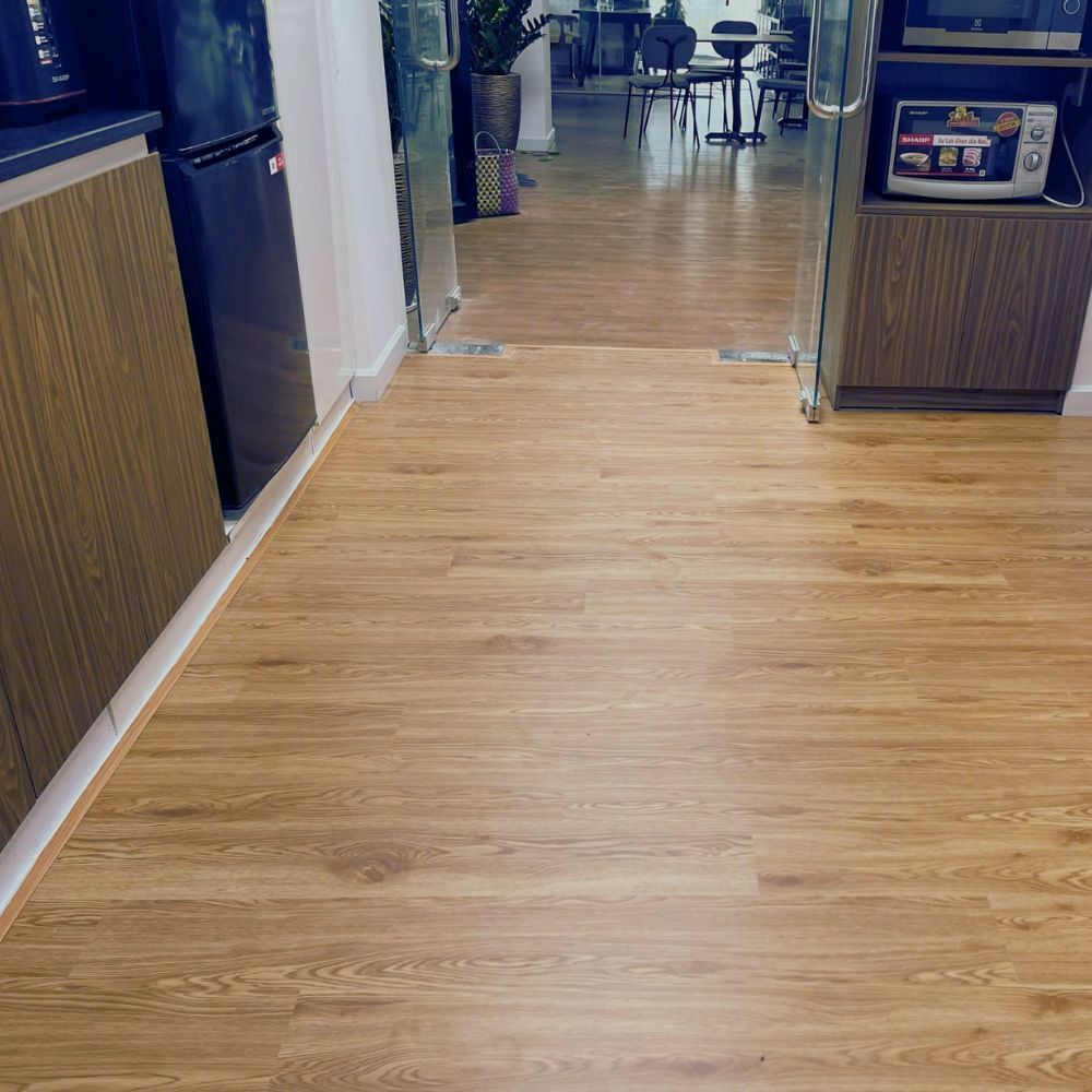 Sàn nhựa SPC vân gỗ Glotex US105 - Màu gỗ sồi nâu đỏ (Red Oak) Sàn nhựa SPC vân gỗ Glotex US105 - Màu gỗ sồi nâu đỏ (Red Oak) - Ảnh 3