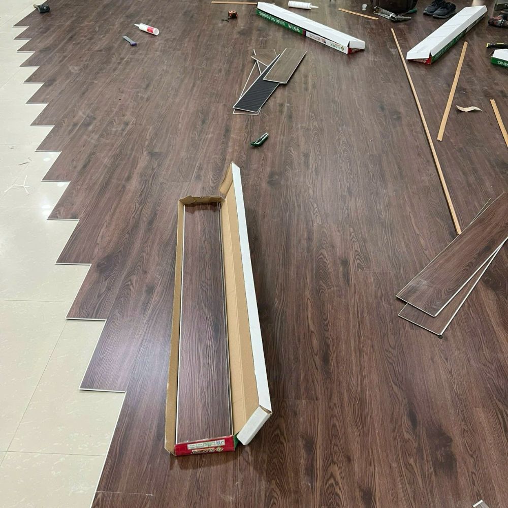 Sàn nhựa SPC vân gỗ Glotex US106 - Màu gỗ óc chó đậm (Dark Walnut) Sàn nhựa SPC vân gỗ Glotex US106 - Màu gỗ óc chó đậm (Dark Walnut) - Ảnh 4