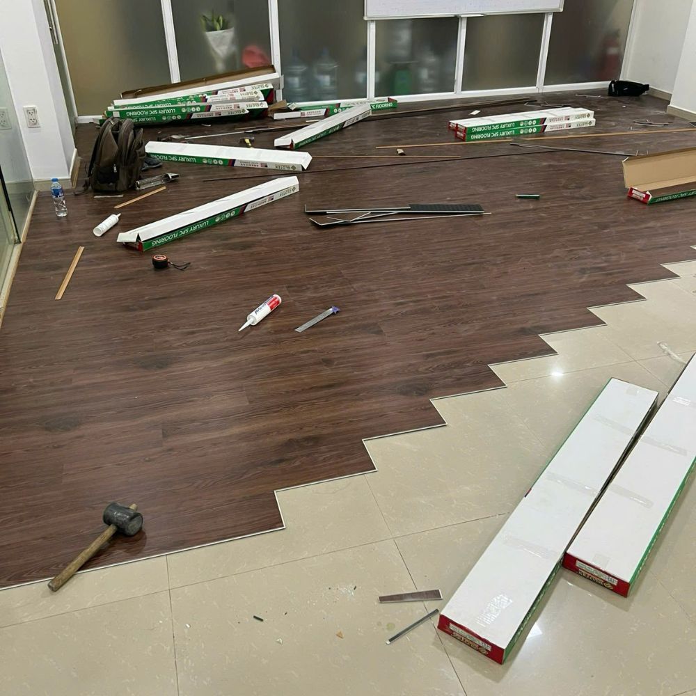 Sàn nhựa SPC vân gỗ Glotex US106 - Màu gỗ óc chó đậm (Dark Walnut) Sàn nhựa SPC vân gỗ Glotex US106 - Màu gỗ óc chó đậm (Dark Walnut) - Ảnh 3