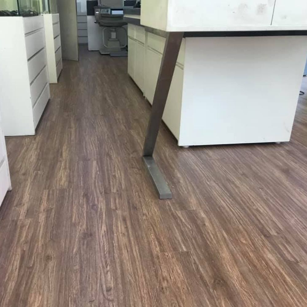 Sàn gỗ công nghiệp Wilson W441 - Màu nâu trầm (walnut brown) Sàn gỗ công nghiệp Wilson W441 - Màu nâu trầm (walnut brown)