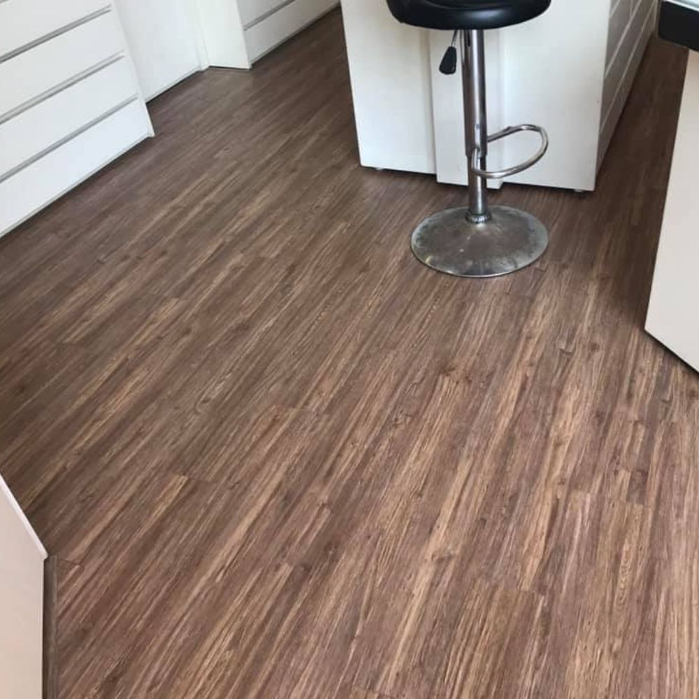 Sàn gỗ công nghiệp Wilson W441 - Màu nâu trầm (walnut brown) Sàn gỗ công nghiệp Wilson W441 - Màu nâu trầm (walnut brown) - Ảnh 2