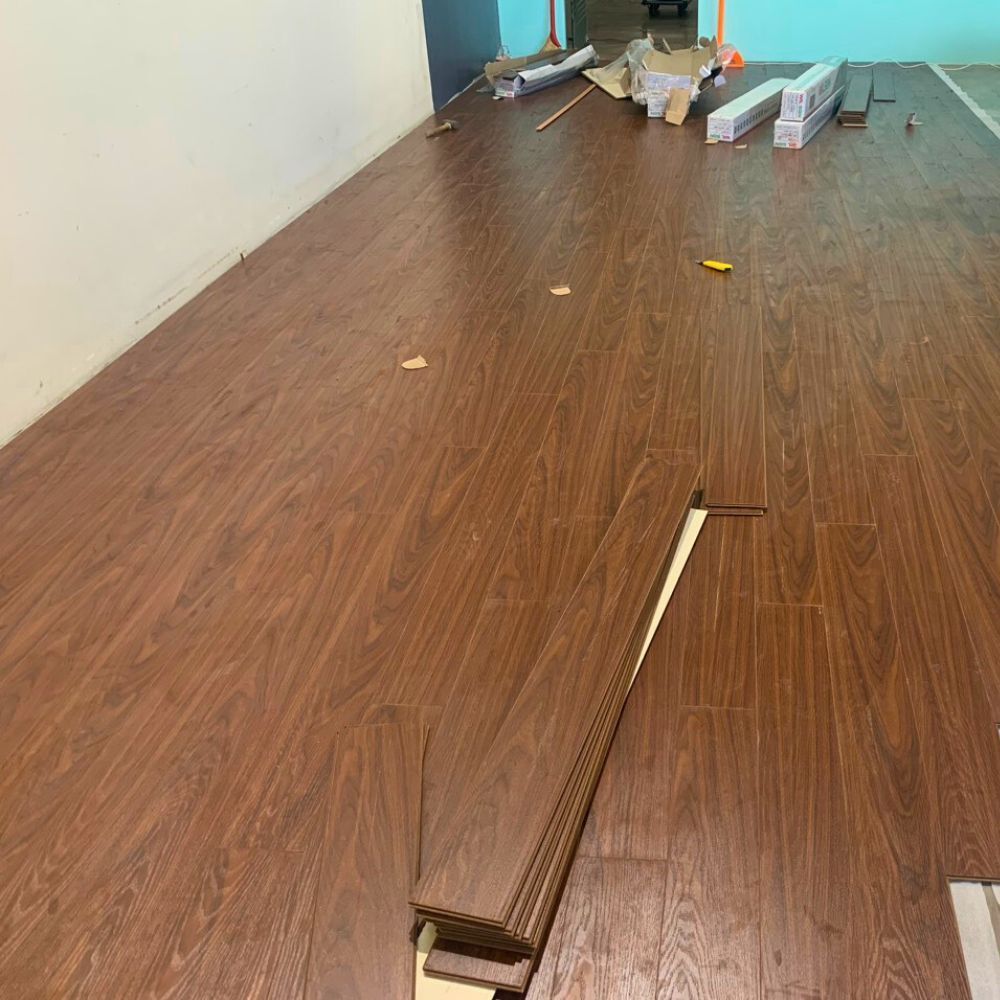 Sàn gỗ công nghiệp Wilson W443 - Màu nâu sẫm (dark walnut) Sàn gỗ công nghiệp Wilson W443 - Màu nâu sẫm (dark walnut)