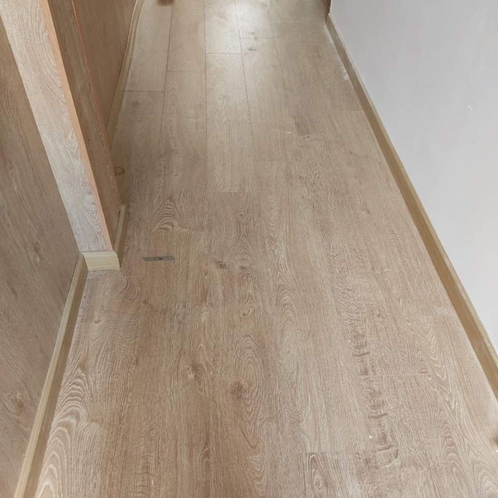 Sàn gỗ công nghiệp Wilson W557 - Màu gỗ sồi xám nhạt (light grey oak) Sàn gỗ công nghiệp Wilson W557 - Màu gỗ sồi xám nhạt (light grey oak)