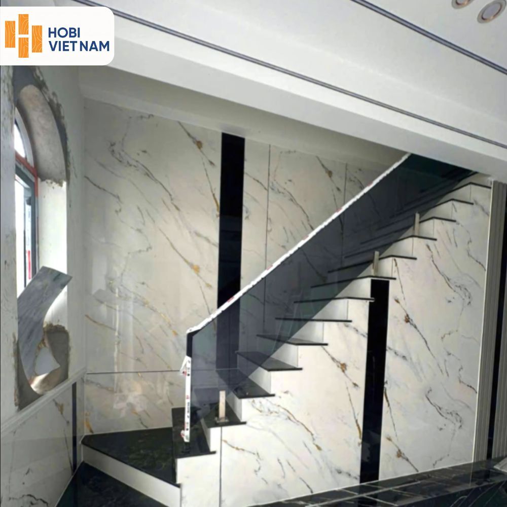 Thi công Tấm Nhựa Ốp Tường PVC - Giải Pháp Hoàn Hảo Cho Không Gian Sống Nhựa Ốp Tường Trắng Vân Vàng Gold HB-VD2235