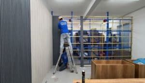 Thi Công Tấm Ốp Nhựa Kosmos – Quy Trình Chuẩn, Hình Ảnh Thực Tế & Kinh Nghiệm Lắp Đặt
